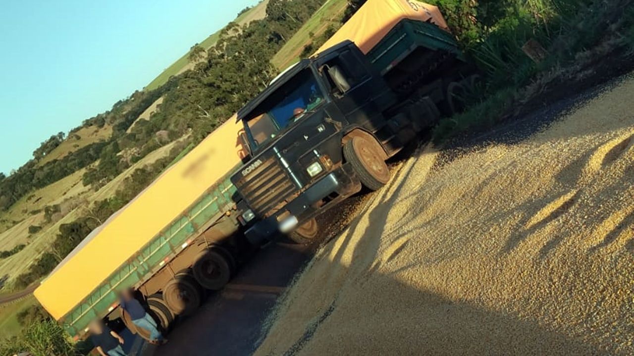 Caminhão carregado com soja tomba e interdita a PR-573 entre Corbélia e Braganey