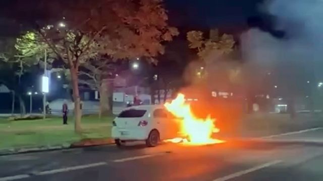 VW Gol é destruído por incêndio após motorista perceber fumaça e parar veículo na Avenida Brasil, em Cascavel