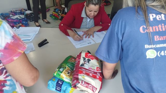 Banco de Ração Municipal distribui mais de meia tonelada de rações em parceria com o Elas Run Club
