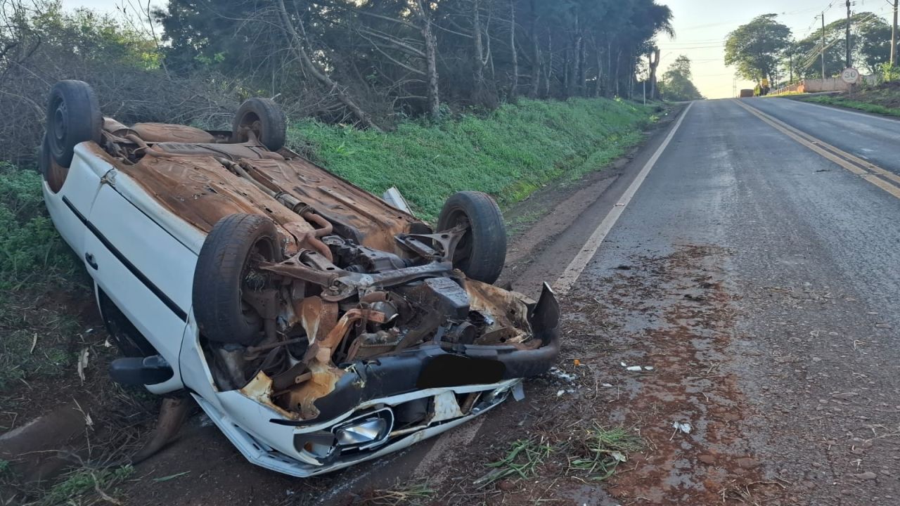 Carro capota na PR-497 e é recolhido após motorista abandonar o local em Marechal Cândido Rondon