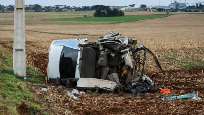 Imagem referente à notícia: Tragédia: Colisão frontal destrói carros, mata duas pessoas e deixa feridos em estado gravíssimo em Tupãssi