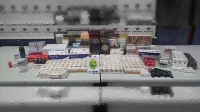 Imagem referente à notícia: PM e Polícia Federal apreendem mais de 700 medicamentos para emagrecimento em ônibus na rodoviária de Cascavel