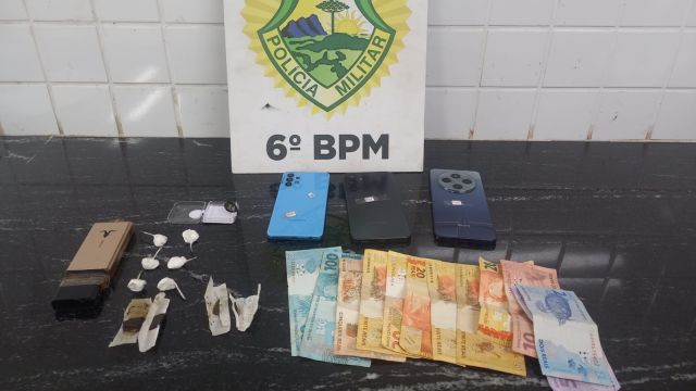 Dupla é presa com haxixe, cocaína e dinheiro durante abordagem policial no Centro de Cascavel