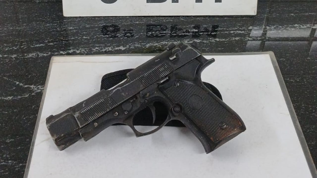 Homem é preso após invadir residência, ameaçar ex-namorada e familiares com simulacro de arma no Bairro Neva
