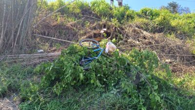 Imagem referente à notícia: Ciclista perde controle da bicicleta em descida, cai de barranco de 8 metros e fica ferido às margens da BR-376