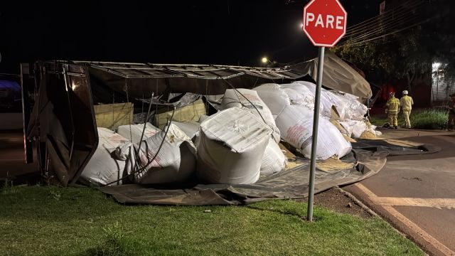 Caminhão tomba em alça de acesso ao viaduto da Olindo Periolo e interdita trânsito em Cascavel