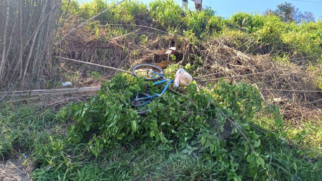 Ciclista perde controle da bicicleta em descida, cai de barranco de 8 metros e fica ferido às margens da BR-376