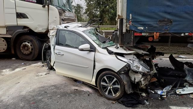 Engavetamento entre duas carretas e dois carros deixa seis vítimas e interdita a BR-116 em Campina Grande do Sul