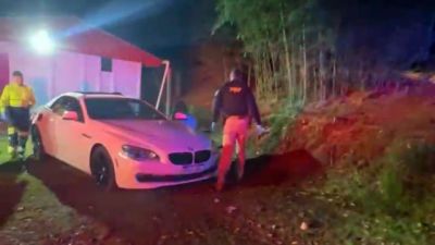 BMW com placas paraguaias usada em fuga da PRF é encontrada abandonada em área rural de Ibema