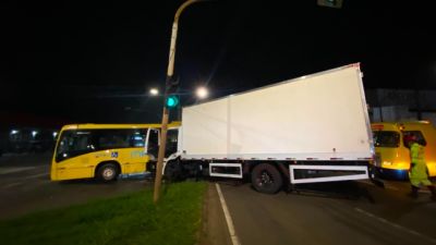 Colisão entre caminhão e ônibus interdita faixa da BR-369 e deixa motorista ferido em Londrina