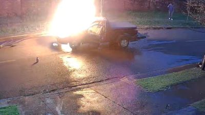 Câmeras de segurança registram momento em que carro pega fogo após colisão em Cascavel