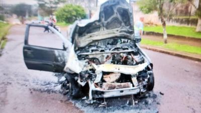 Motorista fica ferido após Fiat Strada bater em caminhão estacionado e pegar fogo no bairro Periolo