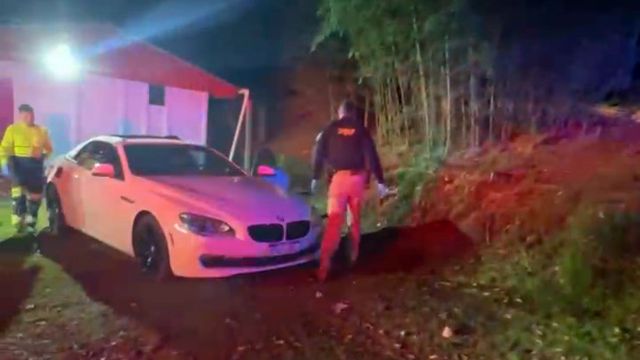 BMW com placas paraguaias usada em fuga da PRF é encontrada abandonada em área rural de Ibema