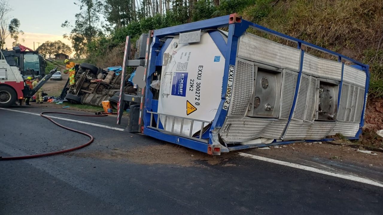 Tombamento de carreta com glicerina termina com dois mortos e um ferido grave na BR-376, em Mauá da Serra