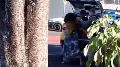"Você vai se ver com Deus": mulher é presa após agredir idosa e surta dentro de viatura da PM em Cascavel