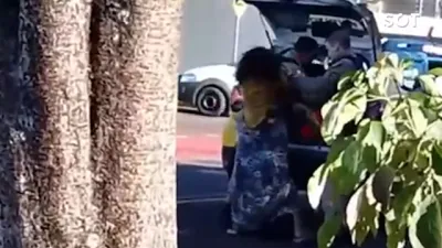 "Você vai se ver com Deus": mulher é presa após agredir idosa e surta dentro de viatura da PM em Cascavel