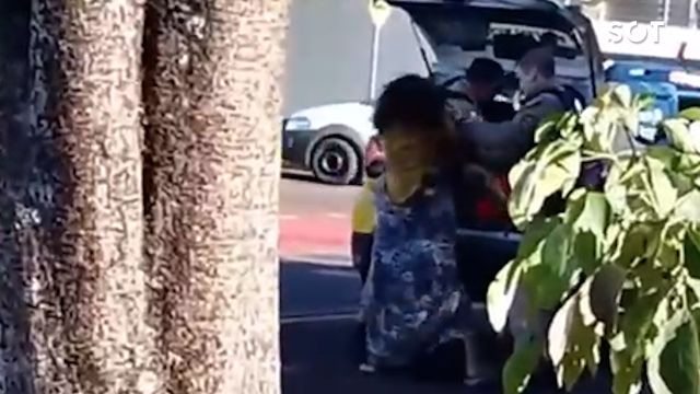 "Você vai se ver com Deus": mulher é presa após agredir idosa e surta dentro de viatura da PM em Cascavel
