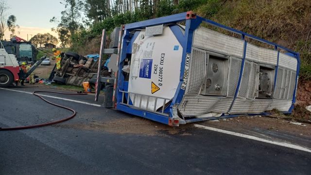 Tombamento de carreta com glicerina termina com dois mortos e um ferido grave na BR-376, em Mauá da Serra