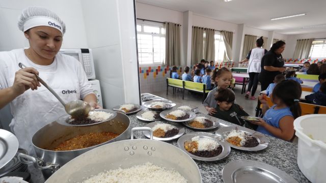 Prefeitura serve mais de 90 mil refeições por dia nas escolas e Cmeis de Cascavel