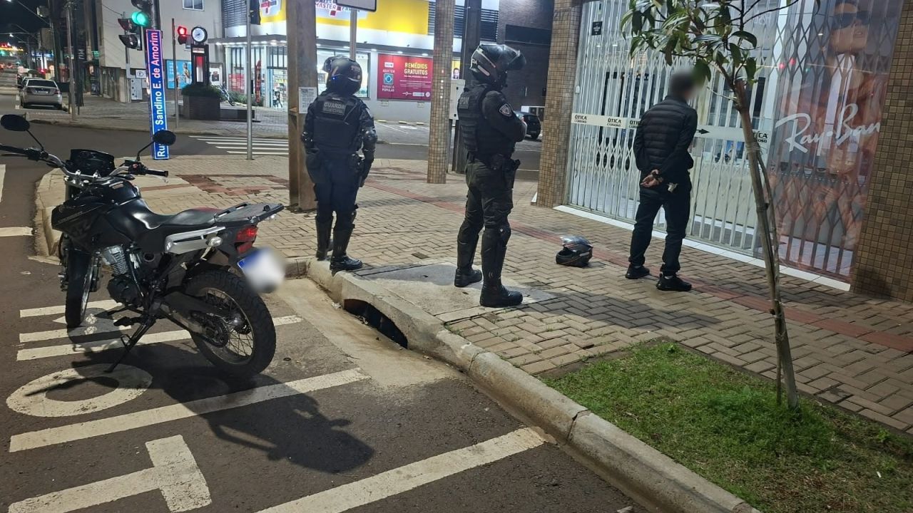 Motociclista é preso por embriaguez ao volante após avançar sinal vermelho na Avenida Carlos Gomes