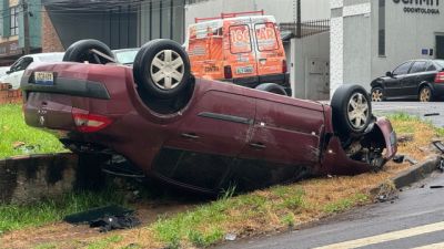 Renault Megane capota após colisisão em cruzamento semaforizado no Centro de Cascavel