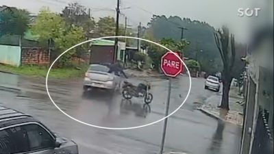 Câmera flagra forte colisão entre carro e moto em cruzamento de Cascavel; motociclista sofre ferimentos graves