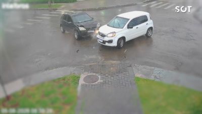 Câmera flagra colisão frontal entre Uno e Fiesta no Bairro Pioneiros Catarinenses, em Cascavel
