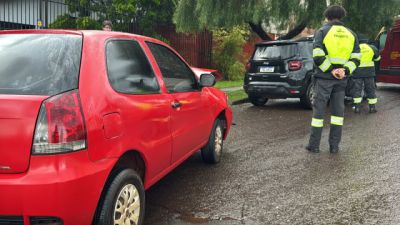 Passageira fica ferida após forte colisão entre Fiat Palio e Jeep Renegade no Bairro Neva, em Cascavel