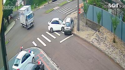Vídeo mostra momento de colisão entre Honda City e Citroën C3 que deixou duas motoristas feridas em Cascavel