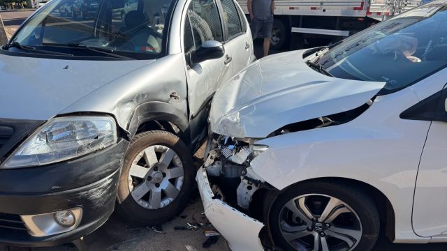 Colisão entre Citroën C3 e Honda City deixa duas mulheres feridas no Jardim Nova York, em Cascavel