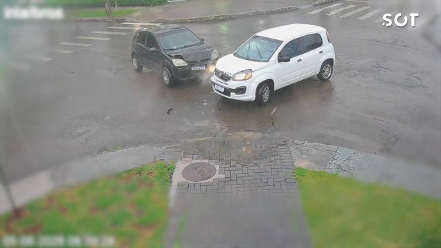 Câmera flagra colisão frontal entre Uno e Fiesta no Bairro Pioneiros Catarinenses, em Cascavel