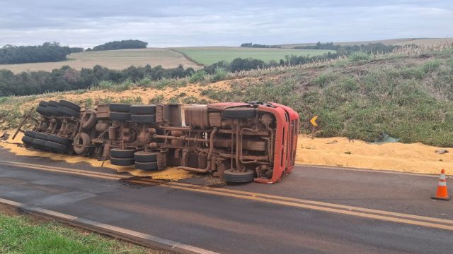 Caminhão carregado com milho tomba na PR-581 e motorista fica ferido em Assis Chateaubriand