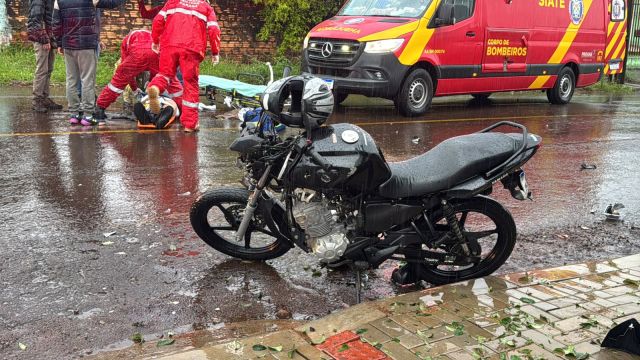 Motociclista sofre fraturas graves após colisão lateral com carro no Bairro Periolo, em Cascavel