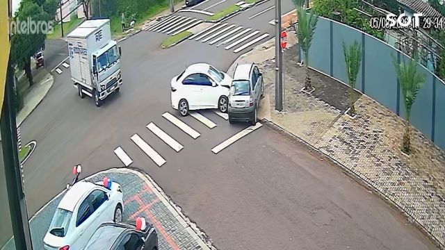 Vídeo mostra momento de colisão entre Honda City e Citroën C3 que deixou duas motoristas feridas em Cascavel