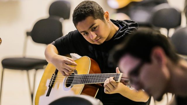 Projeto abre inscrições para aulas gratuitas de violão no Teatro Municipal de Cascavel