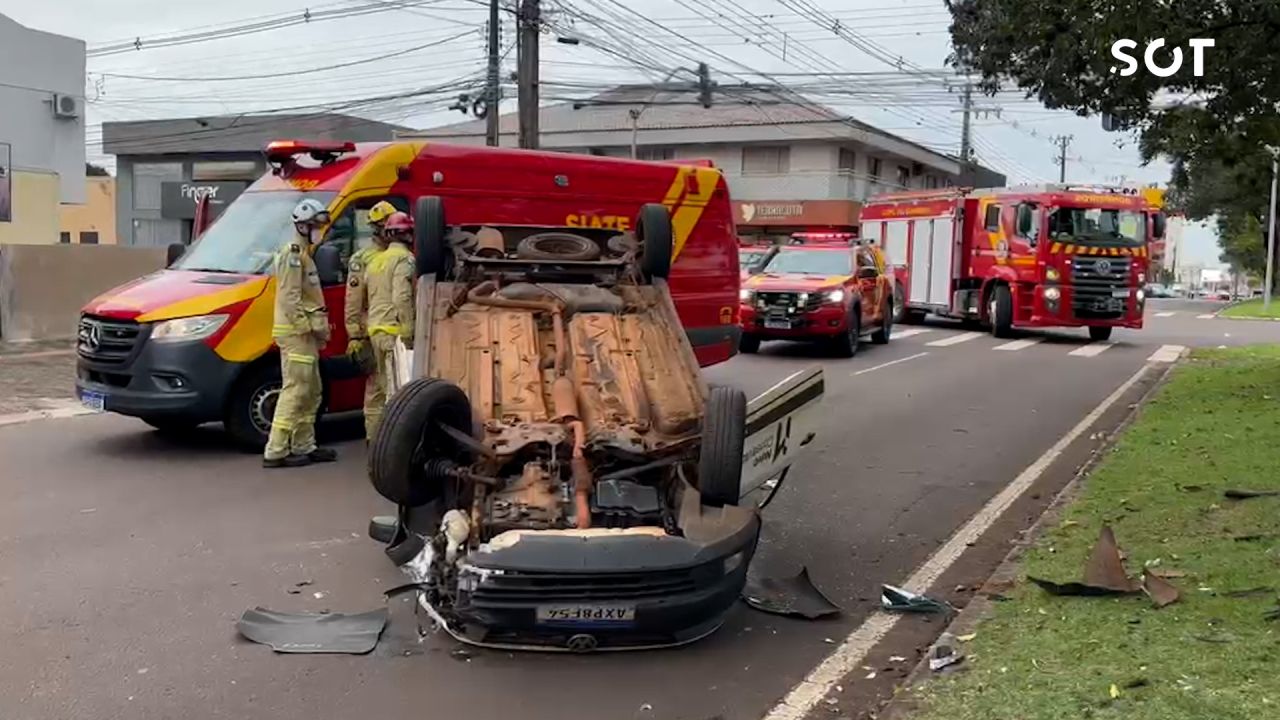 Motorista passa mal, invade canteiro, bate em árvore e capota Saveiro em Cascavel
