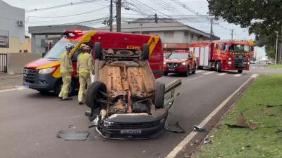 Motorista fica ferido após carro atingir árvore e capotar na Avenida Toledo, em Cascavel