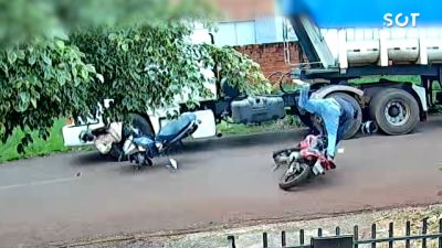 Câmera registra forte colisão entre duas motocicletas no Centro de Corbélia