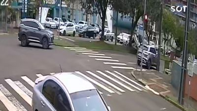 Vídeo mostra momentos antes de Saveiro capotar após atingir árvore na Avenida Toledo, em Cascavel