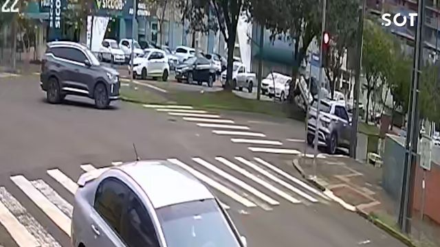 Vídeo mostra momentos antes de Saveiro capotar após atingir árvore na Avenida Toledo, em Cascavel