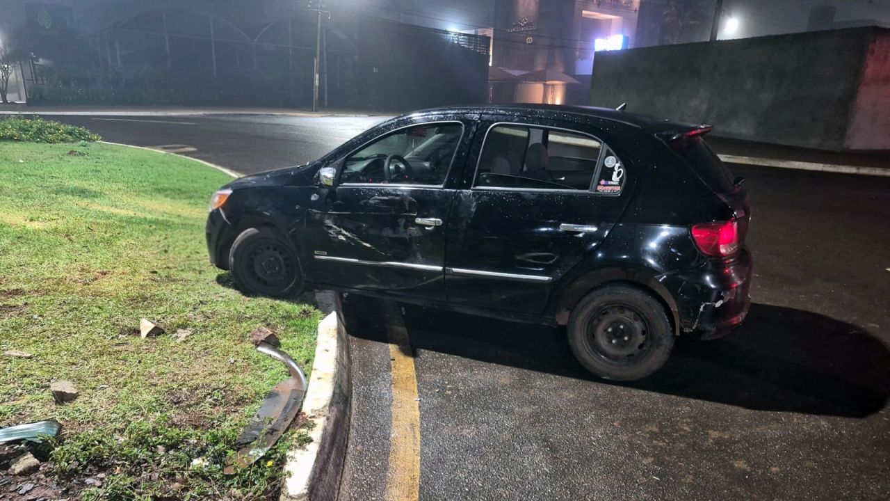 Motorista com CNH cassada é preso por embriaguez após acidente em rotatória de Cascavel