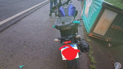 Motociclista fica ferido após atingir banheiro químico que caiu de caminhão na PRC-467, em Cascavel