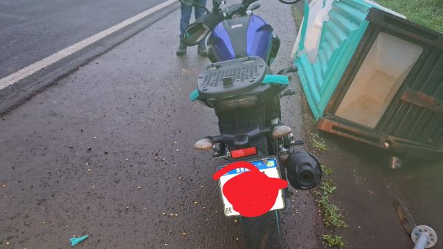 Motociclista fica ferido após atingir banheiro químico que caiu de caminhão na PRC-467, em Cascavel