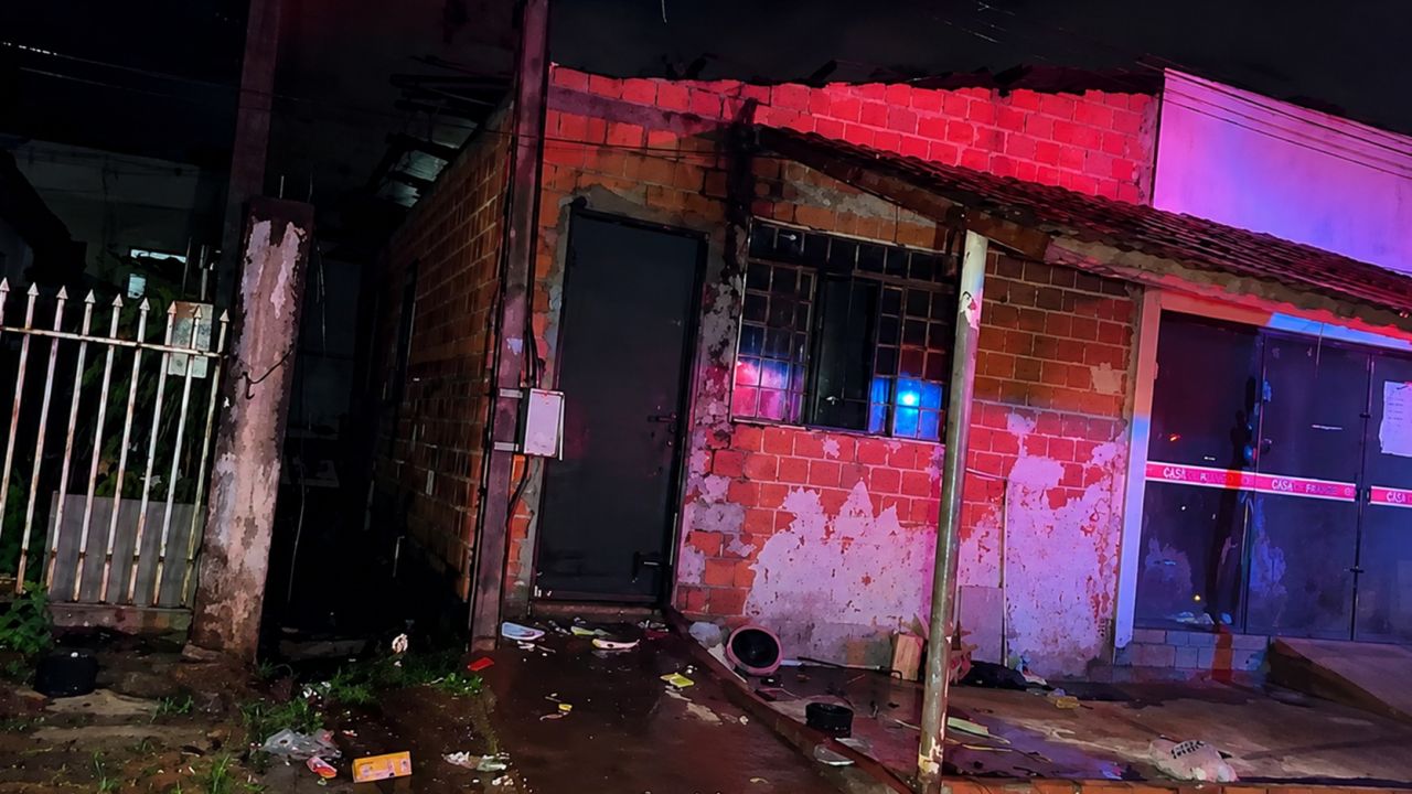 Incêndio de grandes proporções destrói residência no Jardim Melissa, em Cascavel