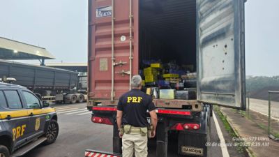 PRF apreende 6,7 toneladas de maconha em caminhão e faz maior apreensão do ano no Paraná