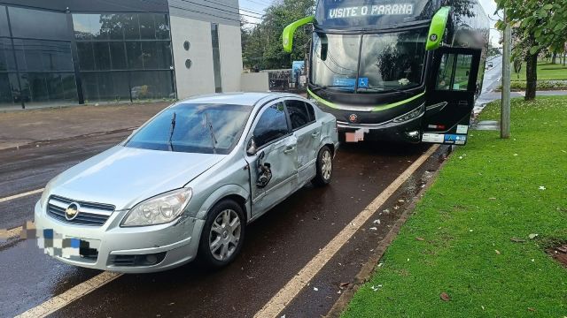Ônibus e Vectra se envolvem em acidente durante conversão na Avenida Tancredo Neves em Cascavel