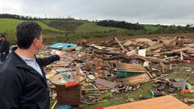 Moro percorre áreas atingidas pelo tornado em Piraí do Sul e acompanha situação das famílias