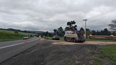 Caminhão carregado com fertilizantes tomba e deixa motorista morto na BR-376, em Ponta Grossa