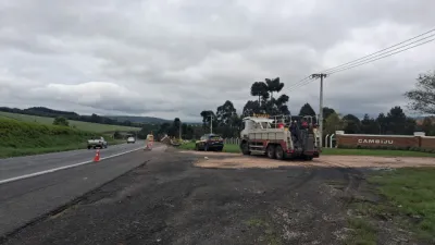 Caminhão carregado com fertilizantes tomba e deixa motorista morto na BR-376, em Ponta Grossa