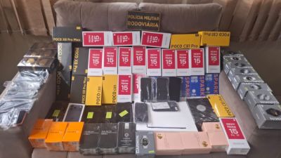 Duas malas com celulares, perfumes e MacBooks são apreendidas em ônibus na PR-180, em Goioerê